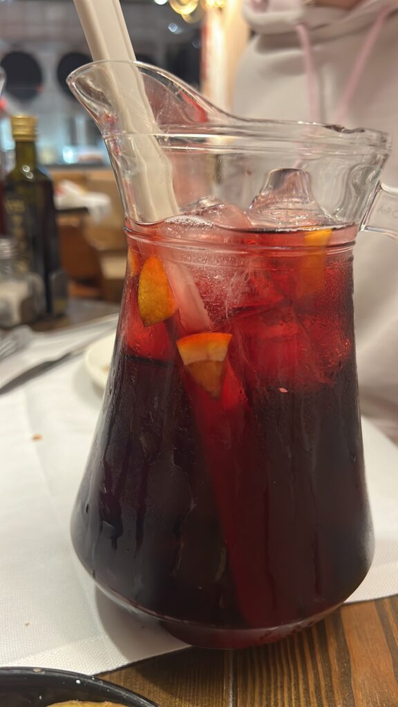 Sangria: caraffa con vino rosso e pezzi di frutta fresca 