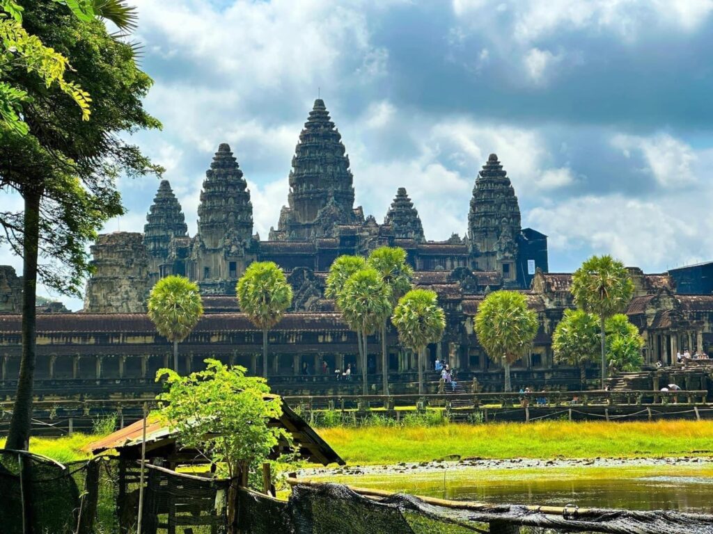 Vista frontale del tempio di Angkor Wat, in Cambogia