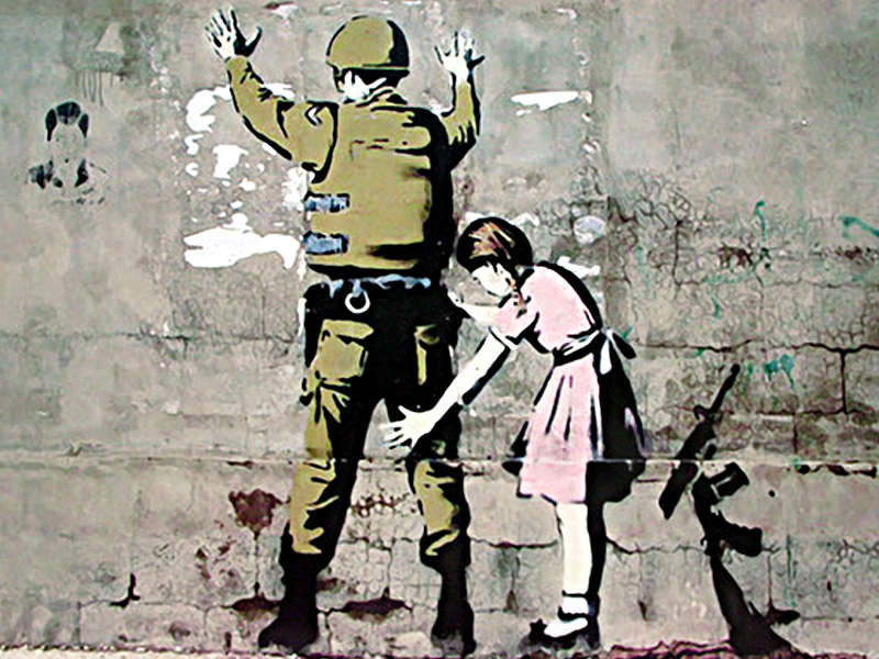 street art artista urbano Banksy bambina perquisisce militare