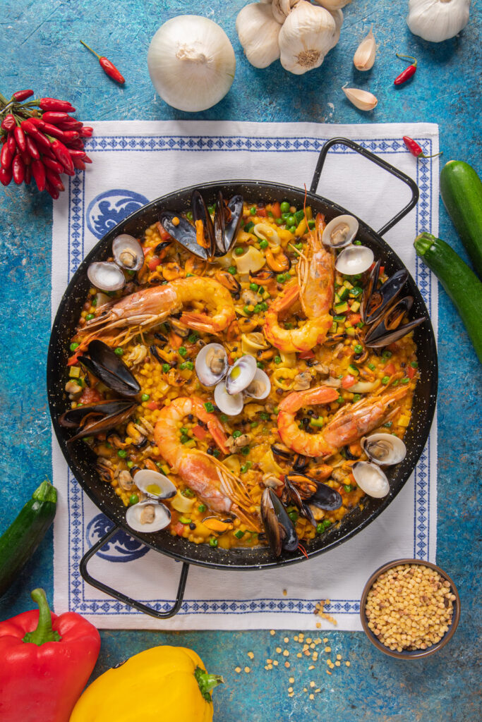Cosa mangiare a Barcellona: Paella 
Padella con all’interno riso, verdure e frutti di mare 