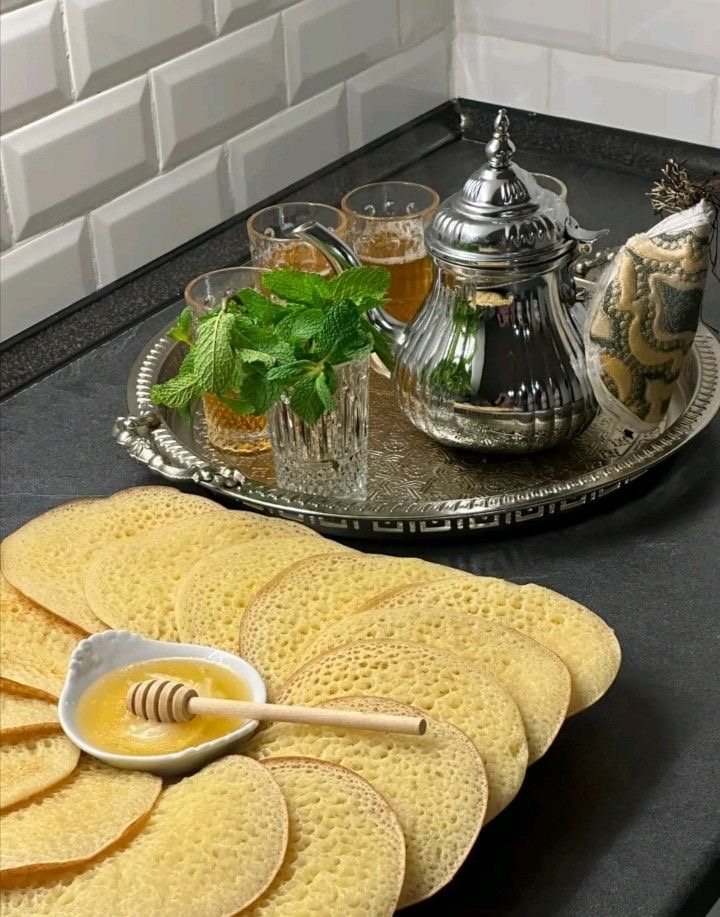 Ecco alcuni cibi tradizionali del Marocco Baghrir con tè alla menta tradizionale