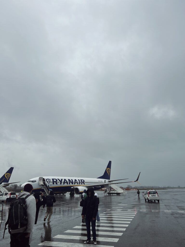 Il mio weekend a Barcellona: la partenza.
Aereo RYANAIR in partenza dall’aereoporto in una giornata nuvolosa 