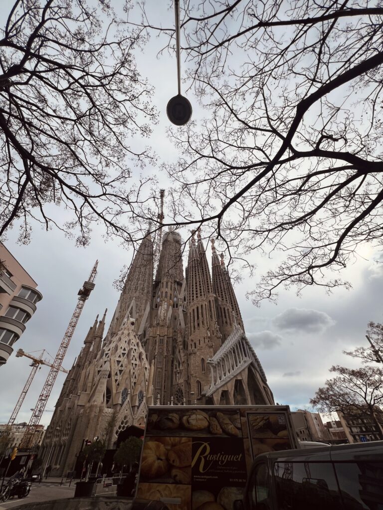 Il mio weekend a Barcellona, la Sagrada Familia.
Facciata della sagrada familia vista dal basso