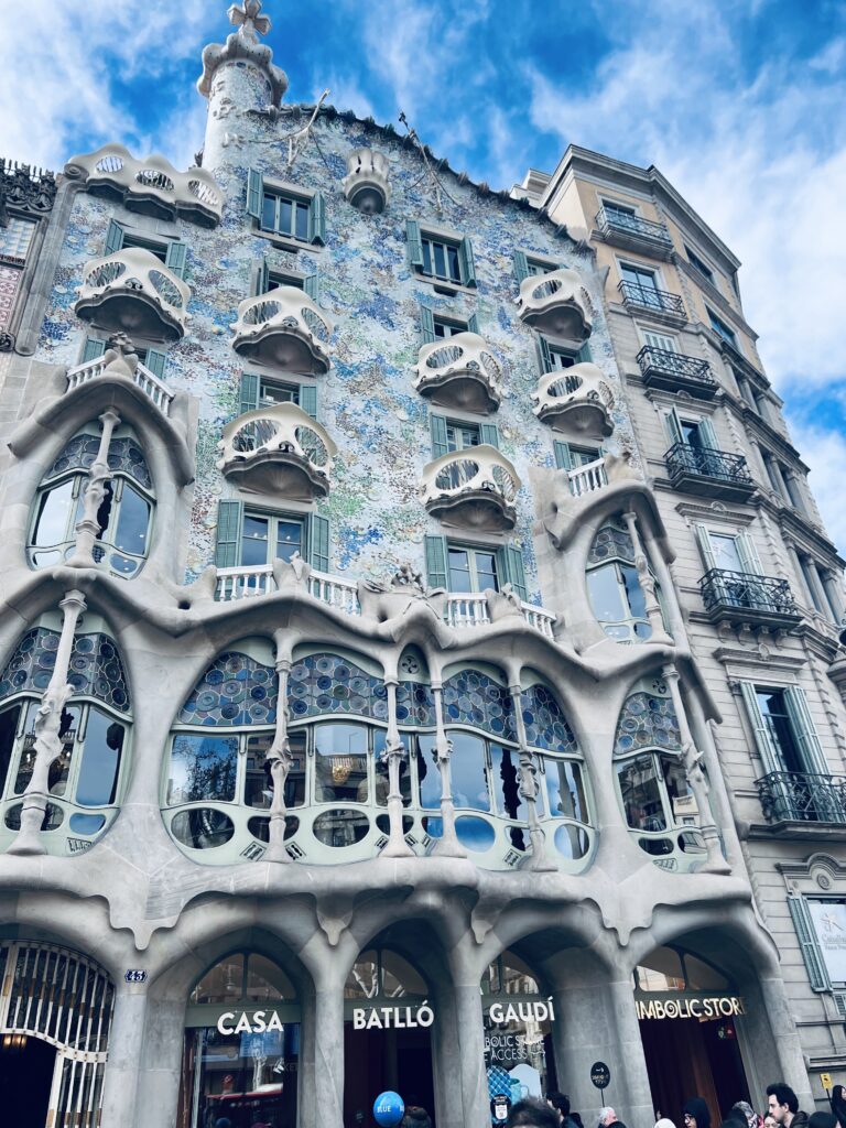 facciata del monumento di casa Batlò, famoso monumento dell’architetto Gaudì