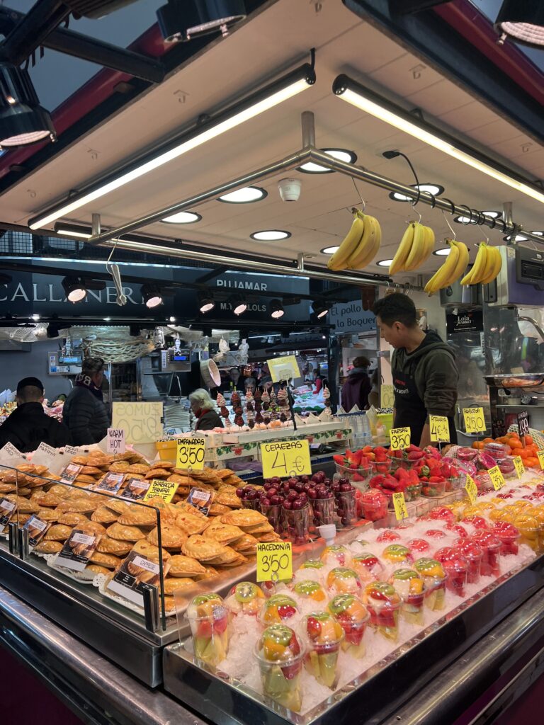 Bancarella di frutta fresca e panini all’interno del mercato della boqueria