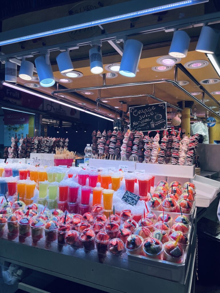 Bancarella di frullati e frutta fresca all’interno del mercato della boqueria 