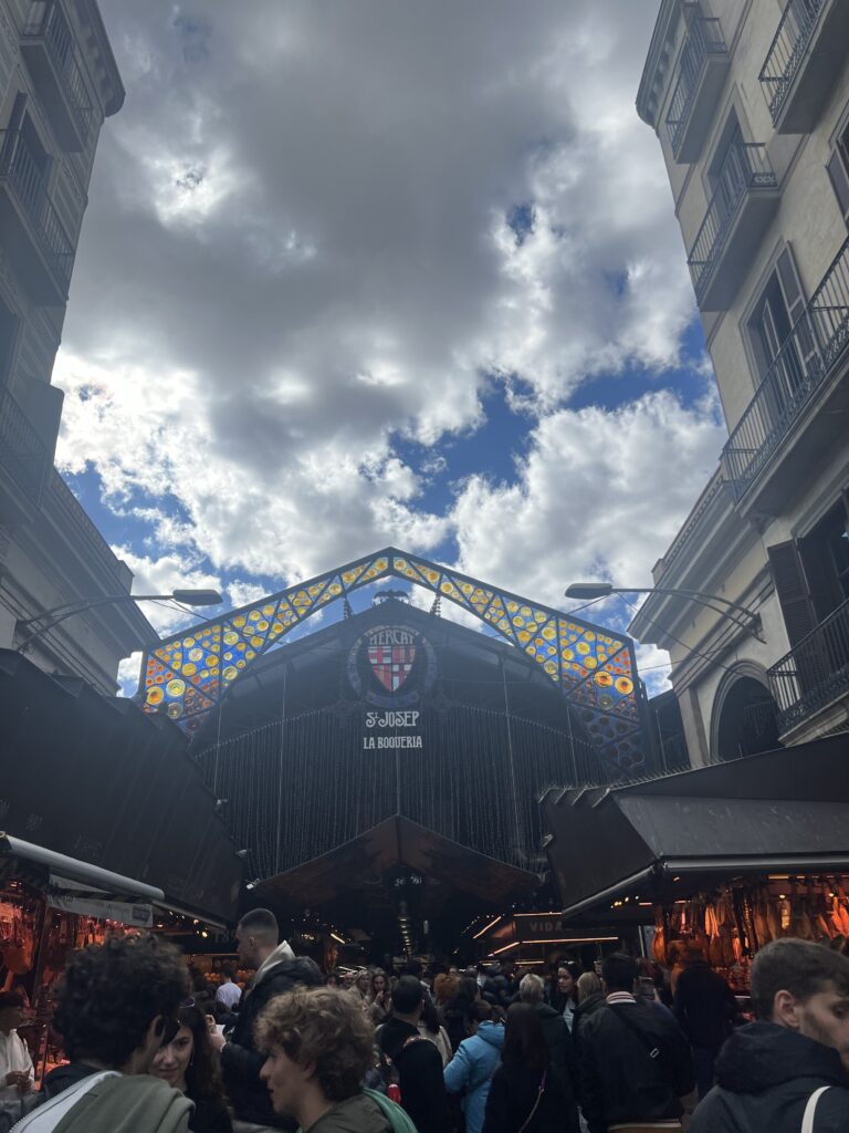 Il mio weekend a Barcellona, il mercato della boqueria.
Ingresso del mercato della boqueria con tante persone