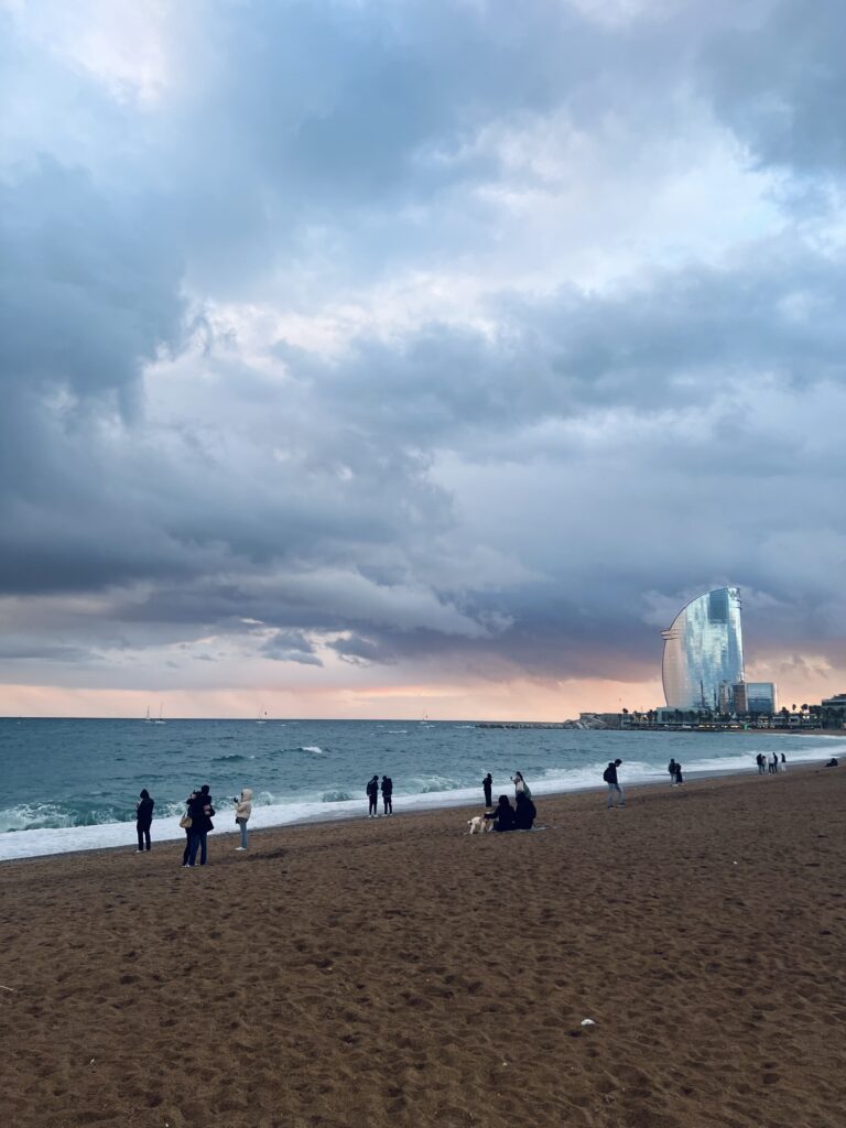 Il mio weekend a Barcellona, la spiaggia della barceloneta. 
La spiaggia della Barceloneta al tramonto. Vista del mare e della spiaggia dove in lontananza si trova il famoso hotel a forma di vela 