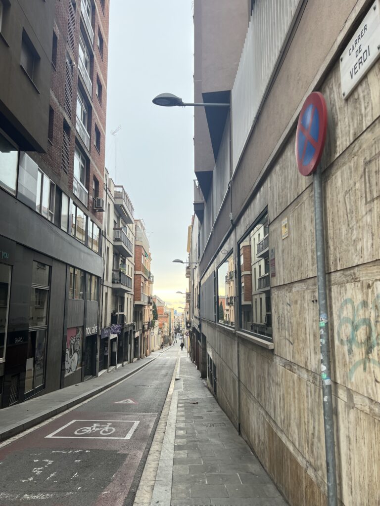 Strada di Barcellona dove in fondo si vede il mare 