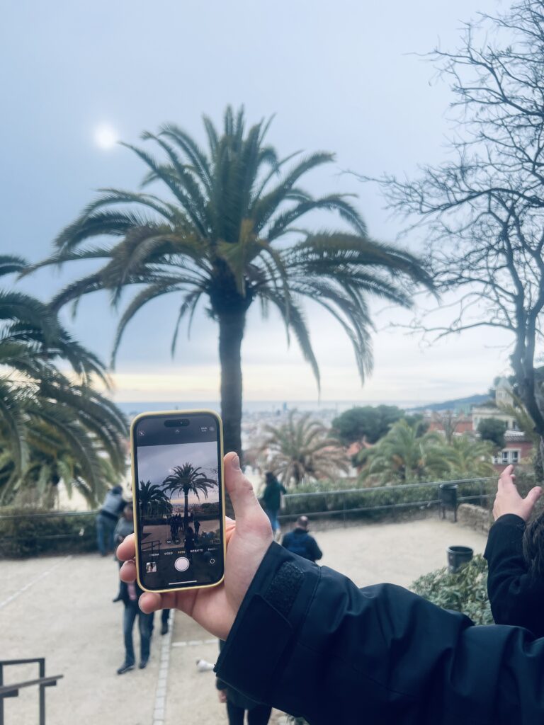 Vista di Barcellona dal Parc Güell fotografata ta da un telefono cellulare