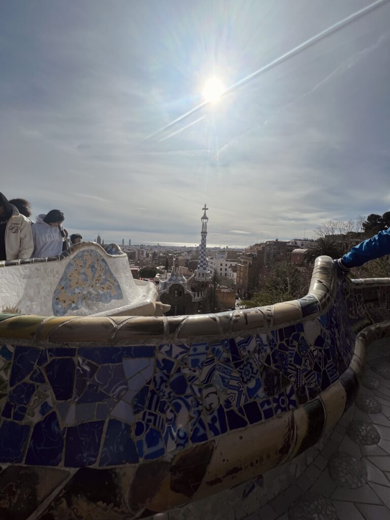 Il mio weekend a Barcellona, Parc Güell.
Vista di Barcellona dalla panchina disegnata a mosaico al Parc Güell 