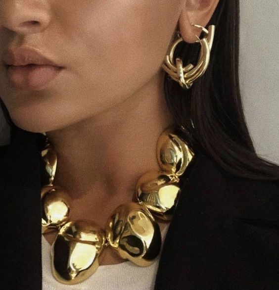 collana e orecchini oro con forme tondeggianti e imperfette per persone audaci