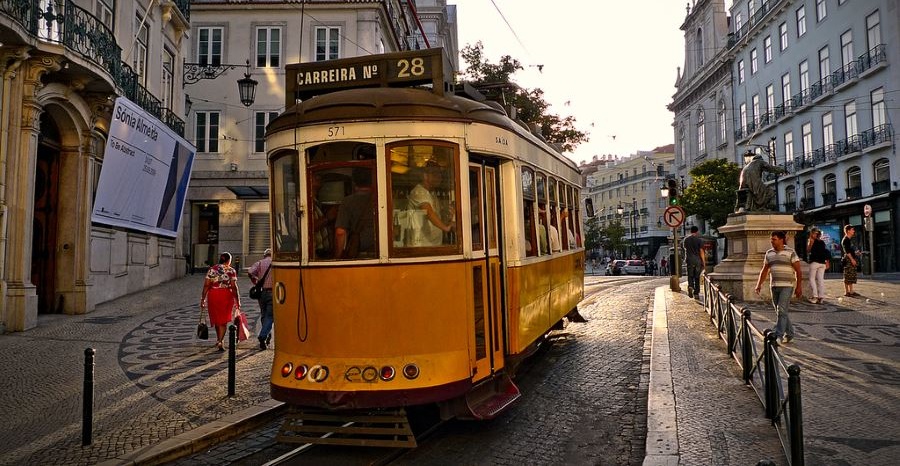 Tram giallo sulle vie di Lisbona