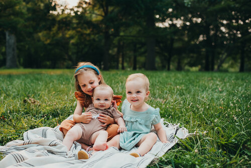 Bambine in un parco. 