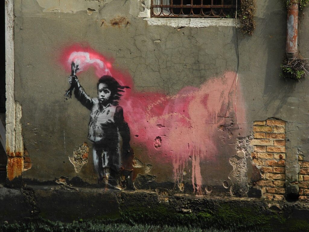 street art artista urbano Banksy bambina con fumogeno rosa in mano 