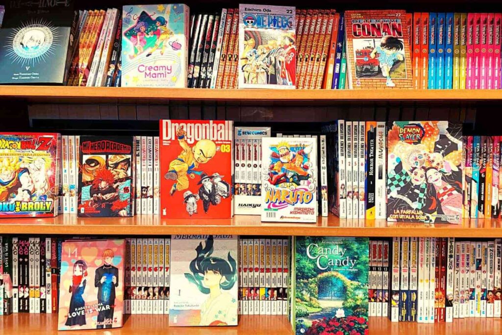 Una libreria ricca di manga tra cui titoli famosi come Dragon Ball, Naruto e One Piece