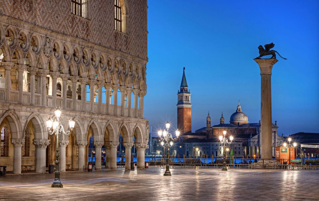 L'immagine rappresenta Piazza San Marco. Cuore di Venezia, meta di milioni di turisti ogni anno e scenario storico unico nel suo genere.