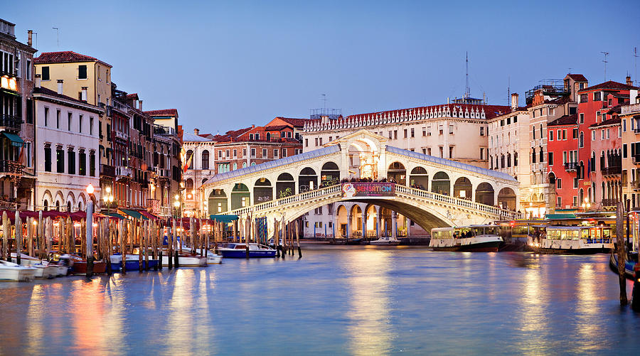 L'immagine rappresenta il ponte di rialto! Simbolo di Venezia imperdibile da visitare 
