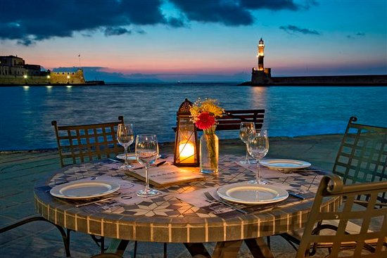 Cena a lume di candela sul porto antico di Chania, Grecia