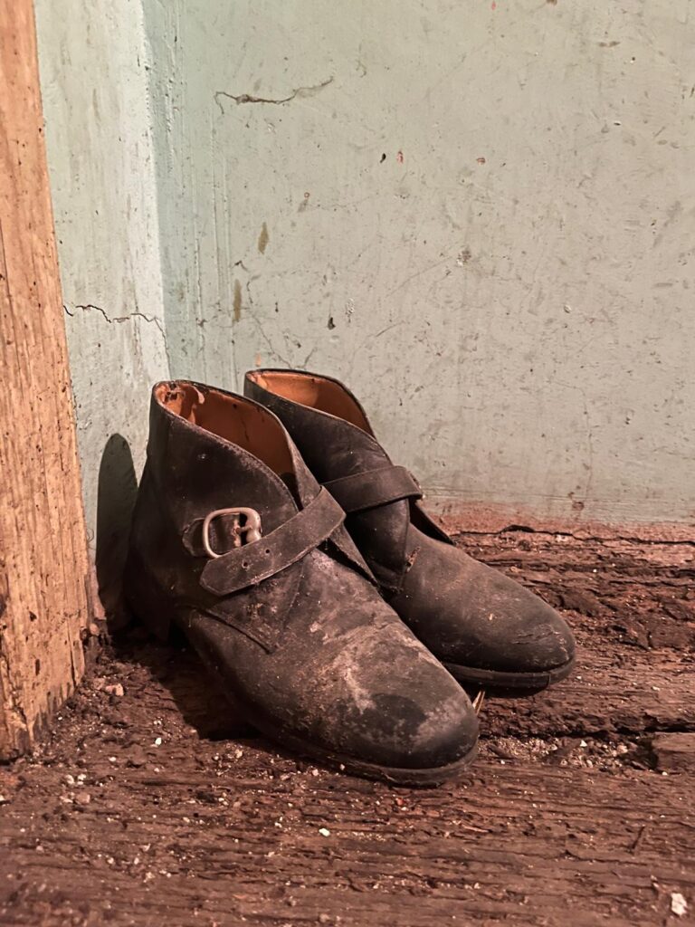 profumi di scarpe lasciate lì dopo che le persone non hanno più abitato quella casa. Passato. Storie passate.  Piccolo paese nell'entroterra della Calabria, Sant'Alessio in Aspromonte.