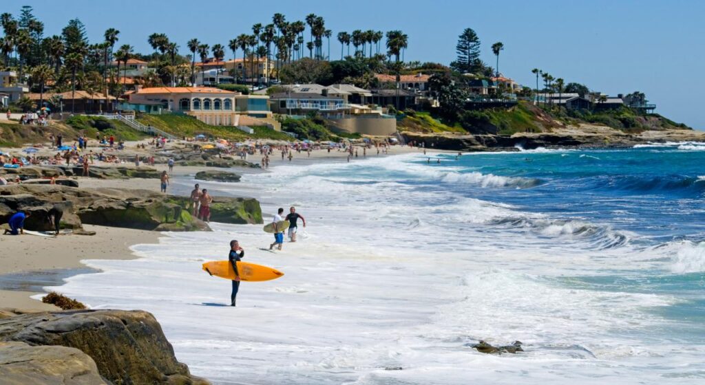 Spiaggia San Diego in estate con surfisti . 