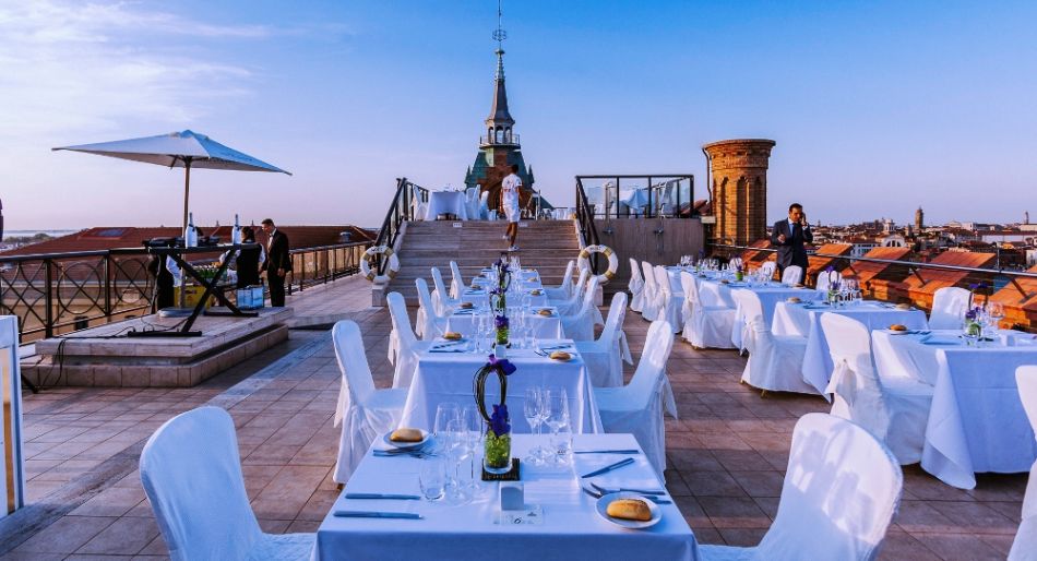 L'immagine presenta una terrazza alta sui tetti di Venezia! ottima per cene ed aperitivi con vista mozzafiato.